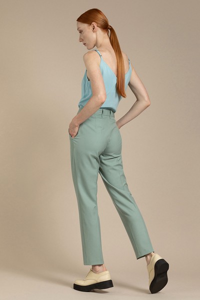 Зауженные базовые брюки VASSA&Co, пол женский, цвет хаки, фото №4