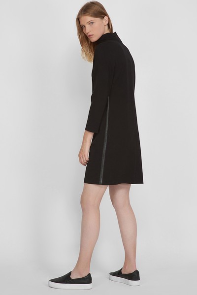 Трикотажное платье с воротником стойкой VASSA CODE, пол женский, цвет черный, фото №3