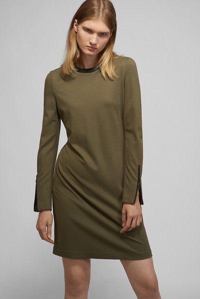 Трикотажное платье с отделкой по горловине из экокожи VASSA CODE, пол женский, цвет зеленый, фото №[