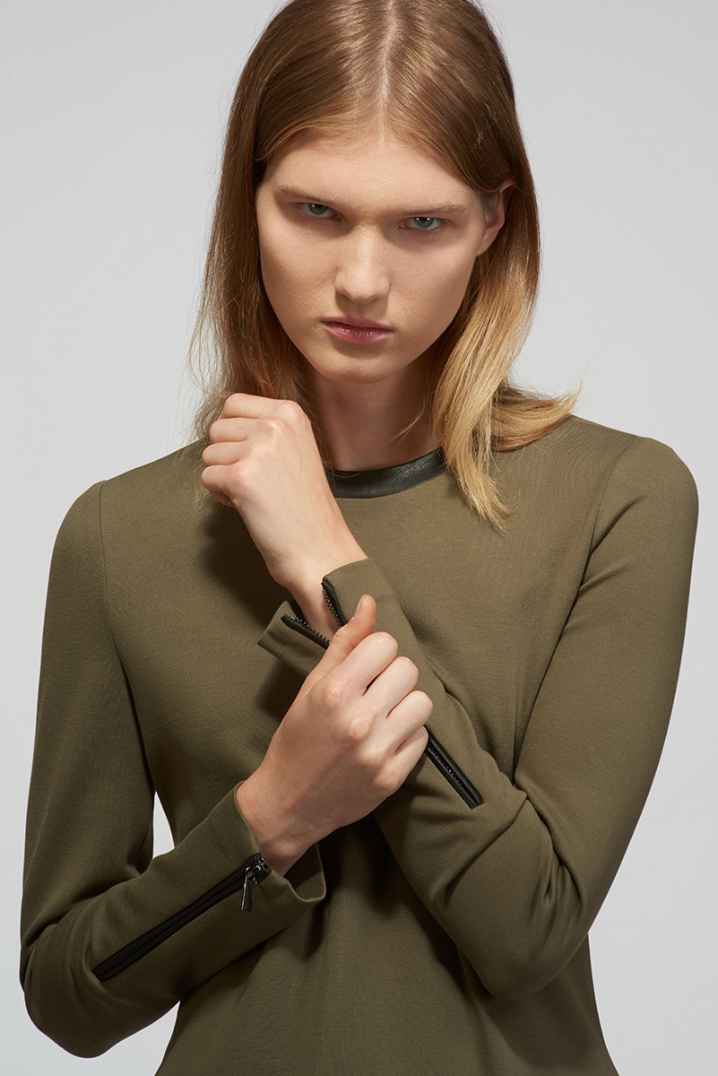 Трикотажное платье с отделкой по горловине из экокожи VASSA CODE, пол женский, цвет зеленый