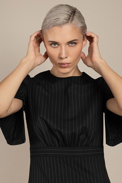 Оригинальное платье с коротким рукавом VASSA&Co, пол женский, цвет черный, фото №4