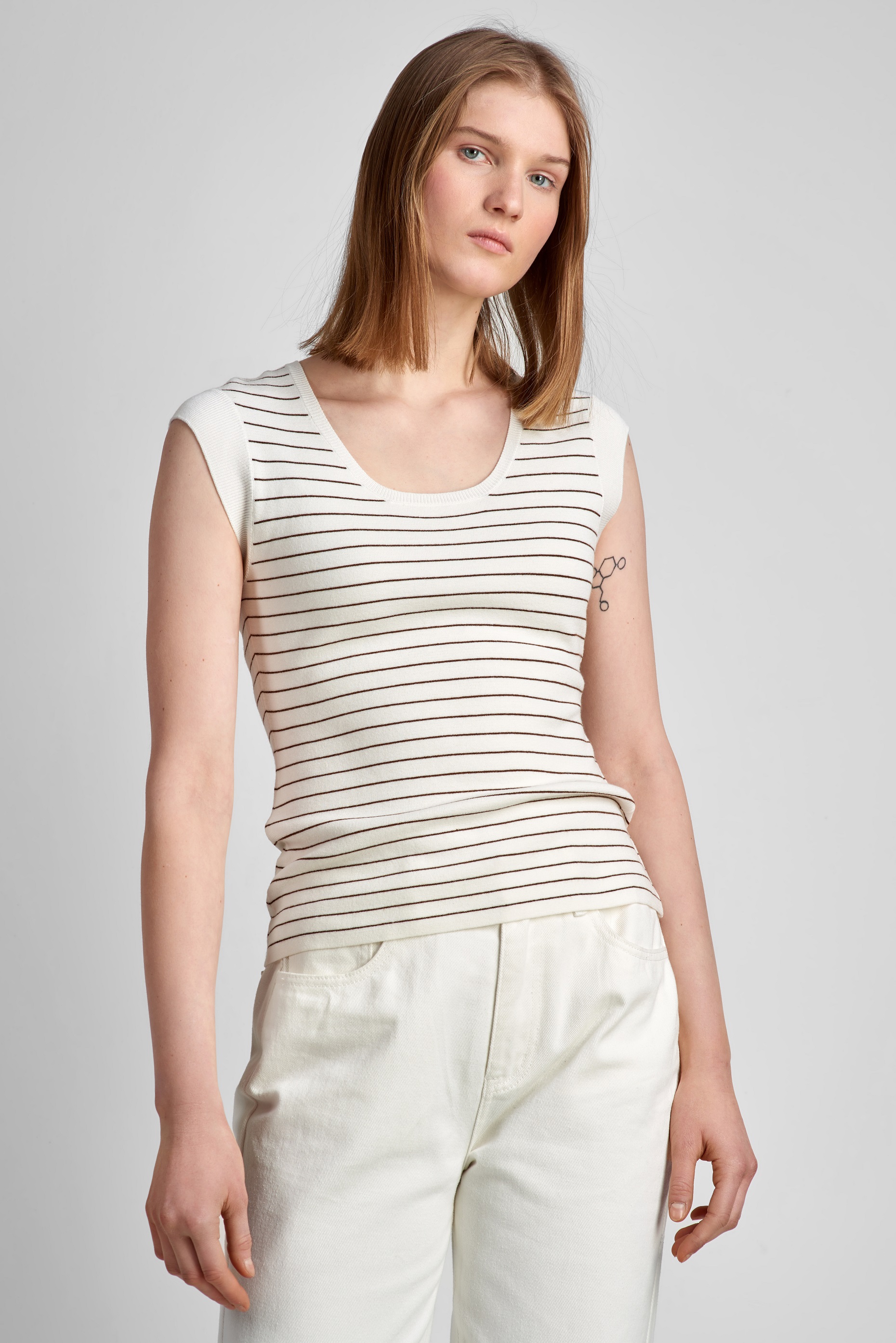 Джемпер с коротким рукавом из фактурного трикотажа VASSA CODE, пол женский, цвет белый