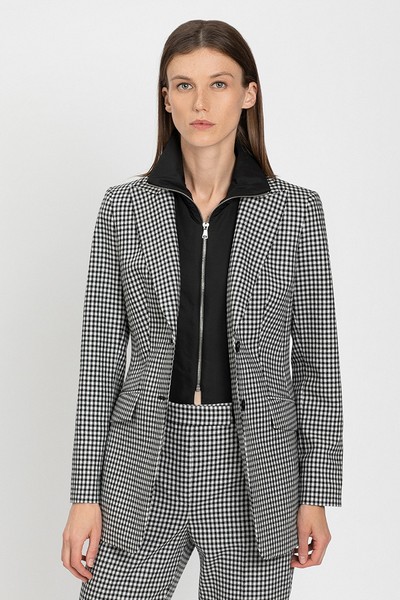 Приталенный жакет VASSA&Co, пол женский, цвет черный, фото №4