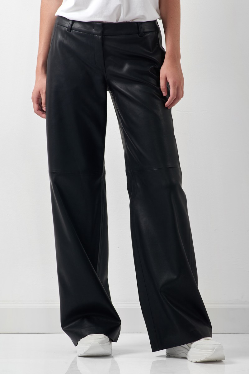 Брюки из экокожи свободного силуэта VASSA CODE, пол женский, цвет черный, фото №2