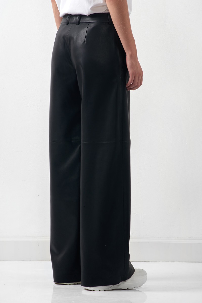 Брюки из экокожи свободного силуэта VASSA CODE, пол женский, цвет черный, фото №3