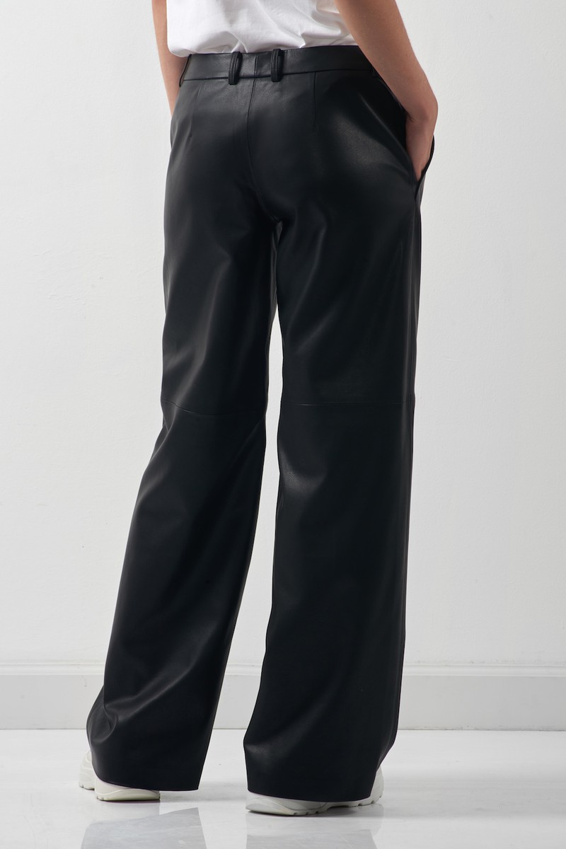 Брюки из экокожи свободного силуэта VASSA CODE, пол женский, цвет черный, фото №4