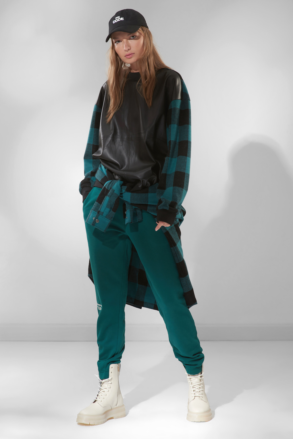 Свитшот из трикотажа и экокожи VASSA CODE, пол женский, цвет зеленый