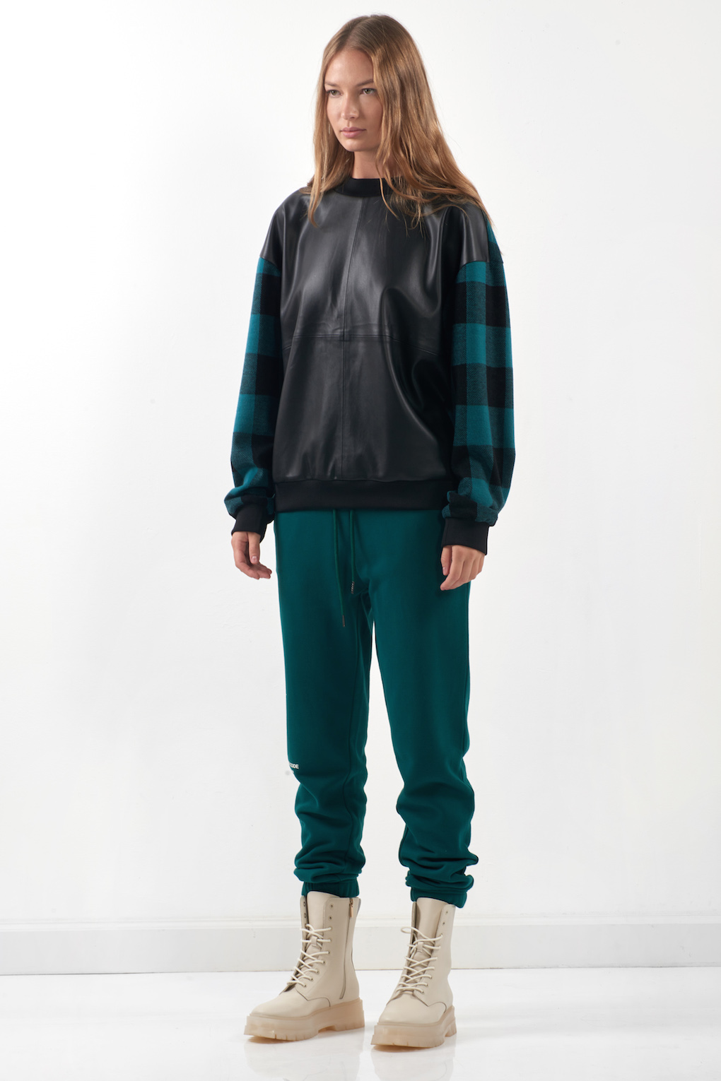 Свитшот из трикотажа и экокожи VASSA CODE, пол женский, цвет зеленый