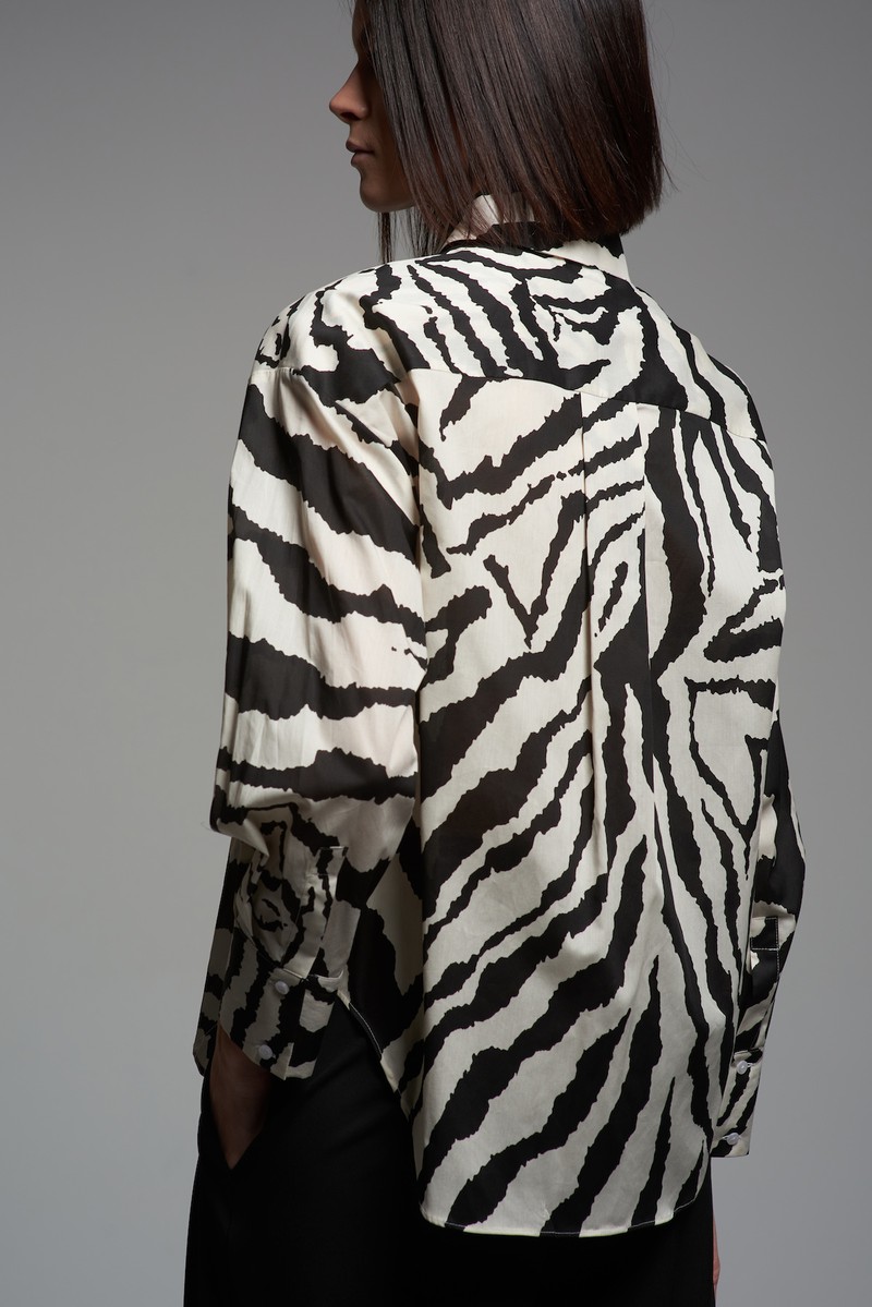 Блузка с анималистичным принтом VASSA&Co, пол женский, цвет черный, фото №2