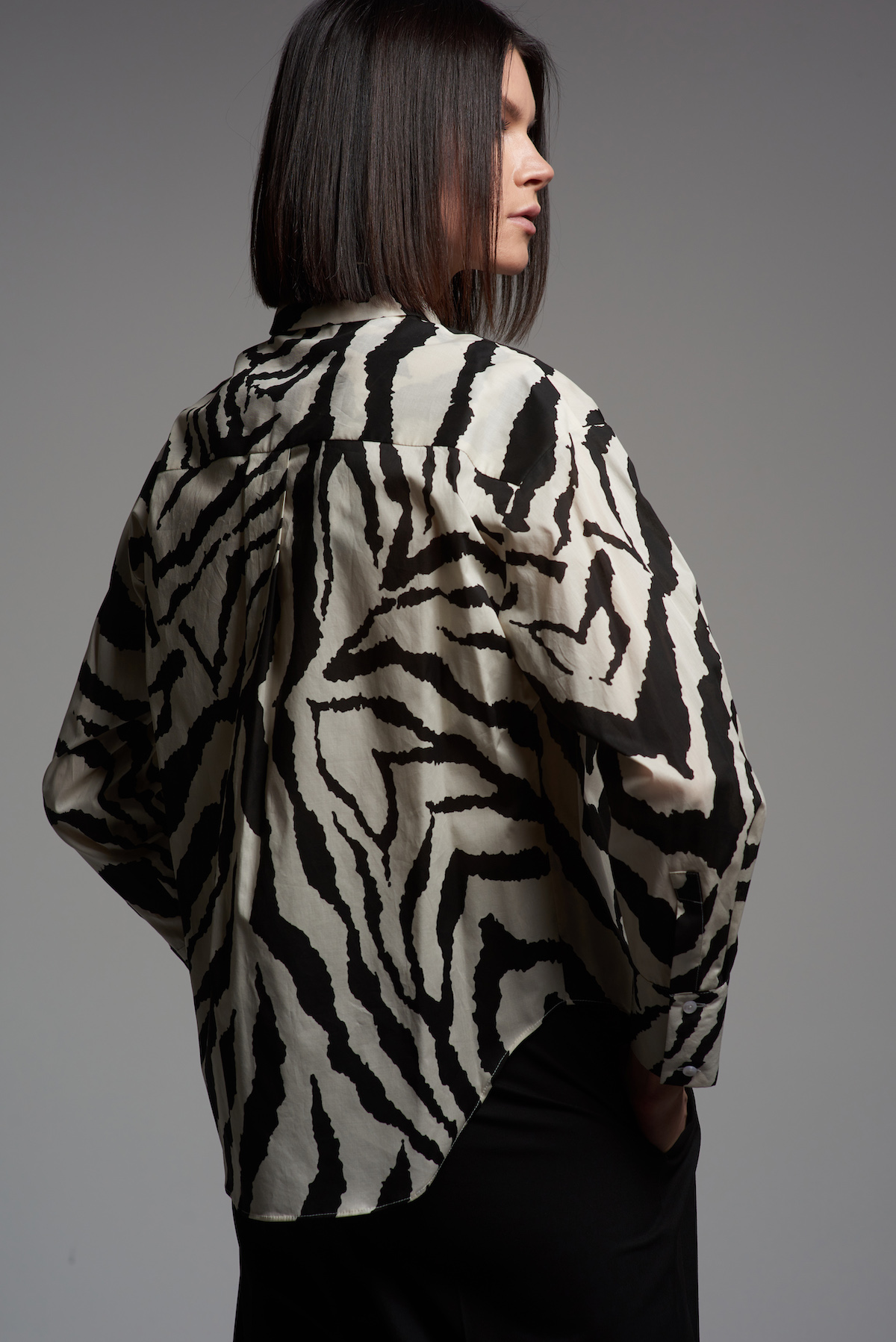 Блузка с анималистичным принтом VASSA&Co, пол женский, цвет черный