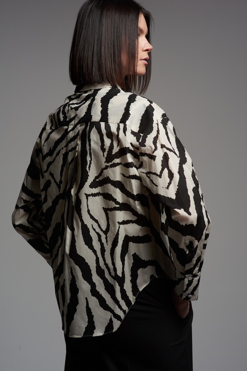 Блузка с анималистичным принтом VASSA&Co, пол женский, цвет черный, фото №4