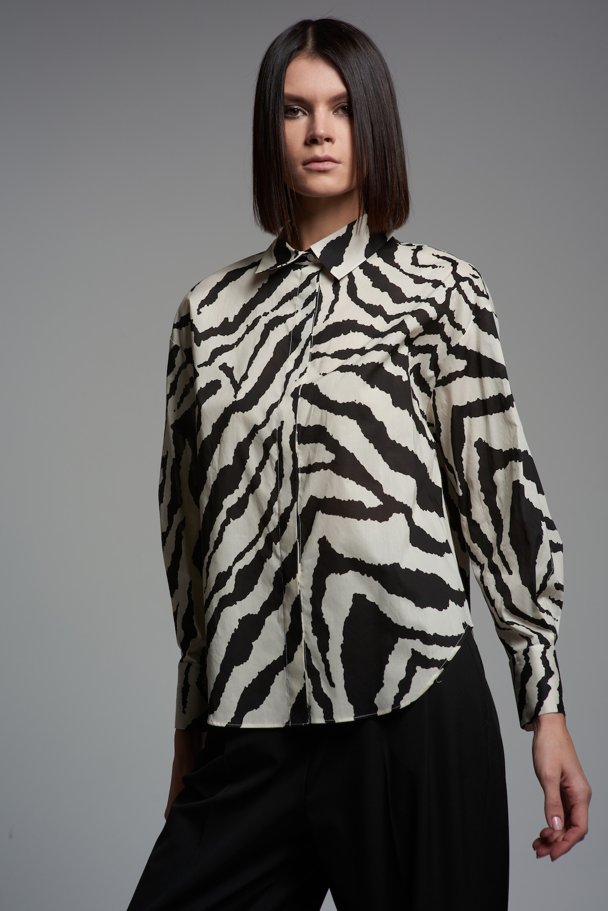 Блузка с анималистичным принтом VASSA&Co, пол женский, цвет черный