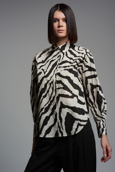Блузка с анималистичным принтом VASSA&Co, пол женский, цвет черный, фото №4