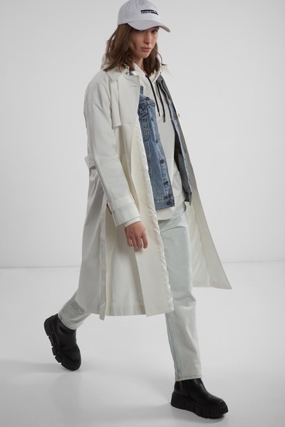 Тренч в белом цвете с кокеткой VASSA CODE, пол женский, цвет белый, фото №4