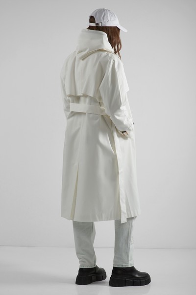 Тренч в белом цвете с кокеткой VASSA CODE, пол женский, цвет белый, фото №8