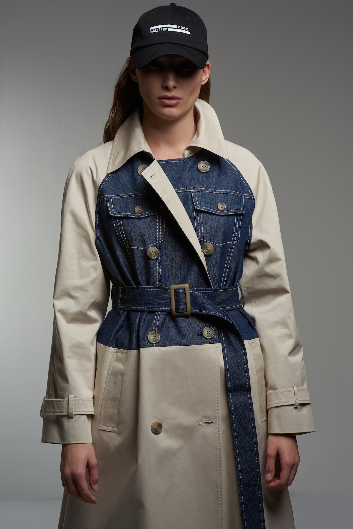 Двубортный тренч с джинсой VASSA CODE, пол женский, цвет белый, фото №4