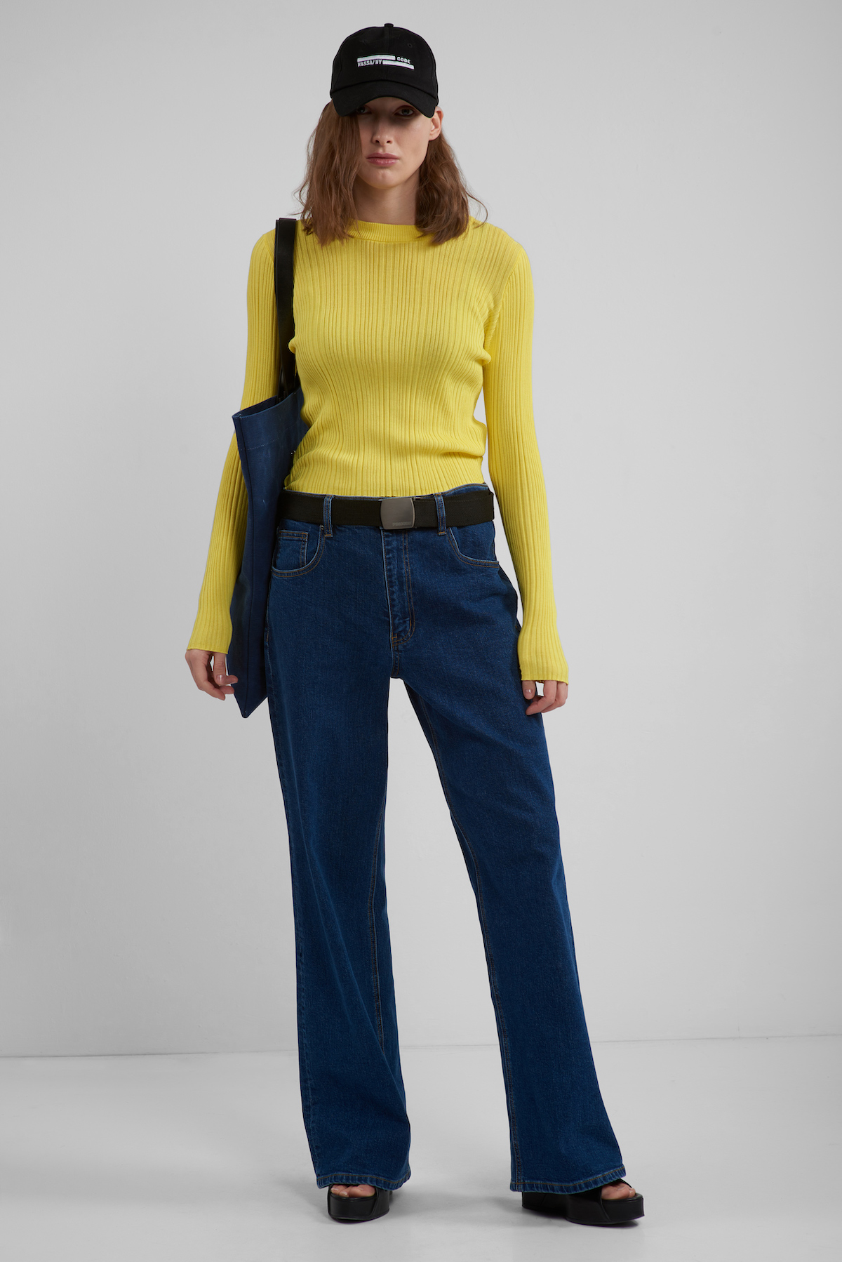 Укороченный трикотажный топ в рубчик VASSA CODE, пол женский, цвет желтый