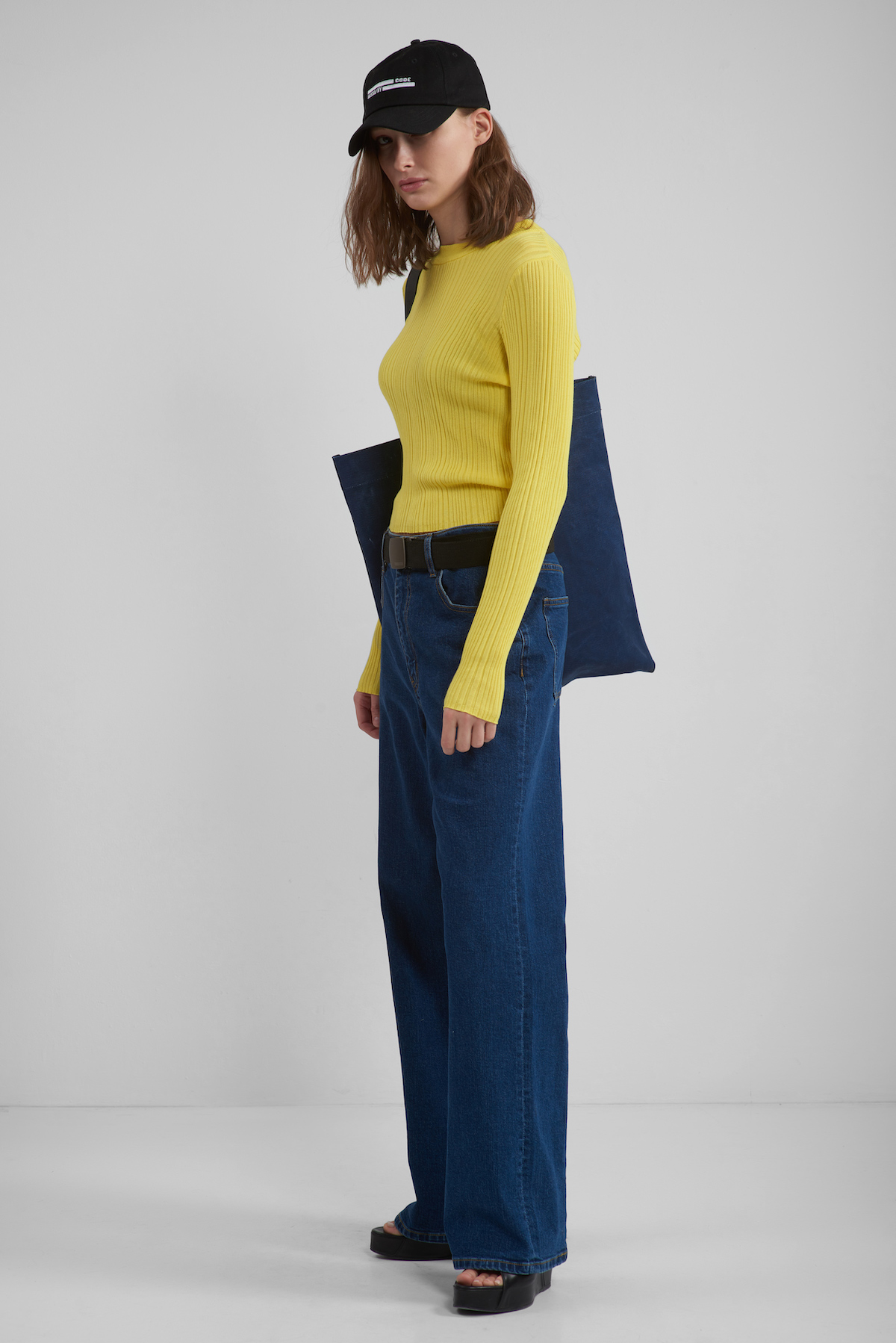 Укороченный трикотажный топ в рубчик VASSA CODE, пол женский, цвет желтый