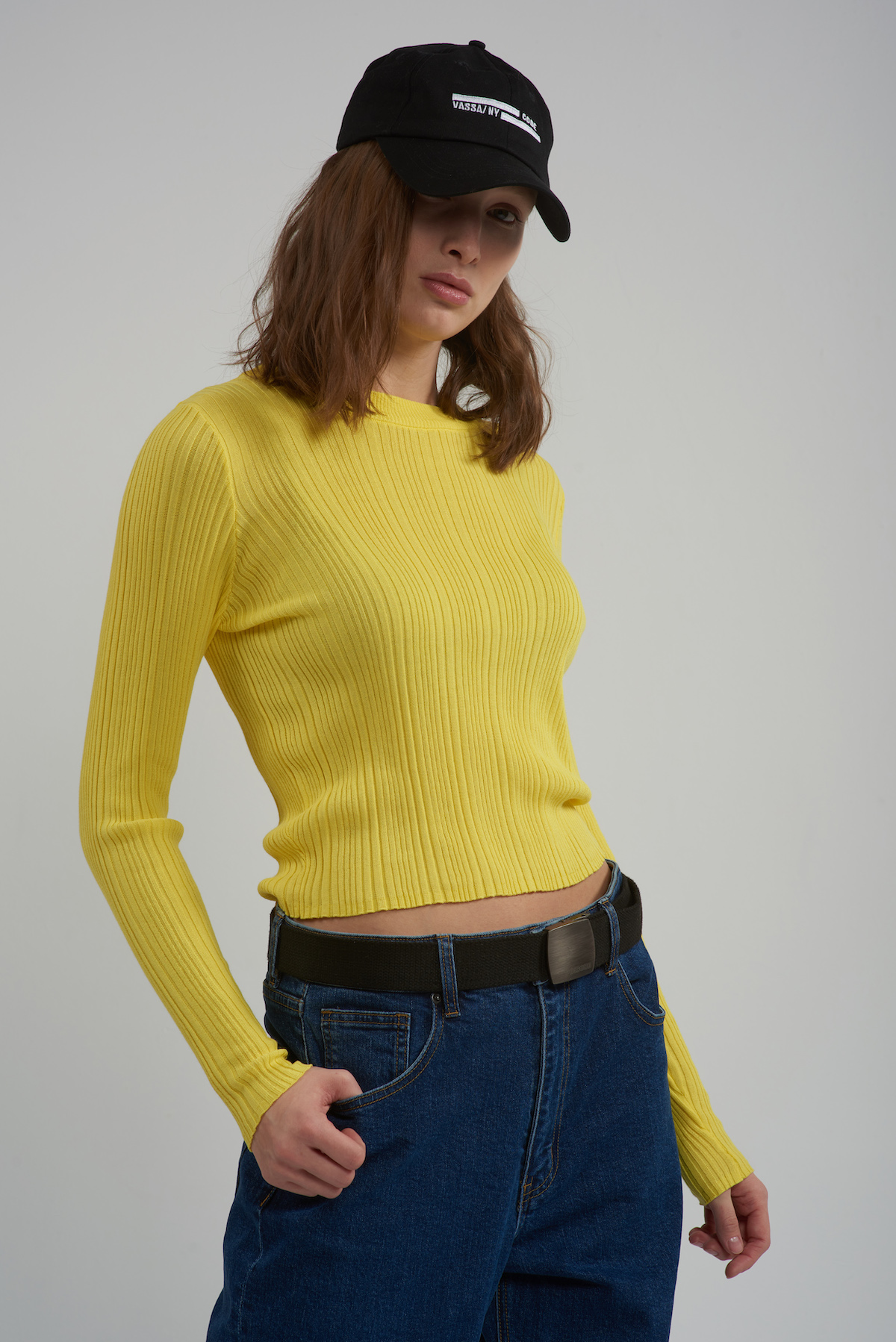 Укороченный трикотажный топ в рубчик VASSA CODE, пол женский, цвет желтый