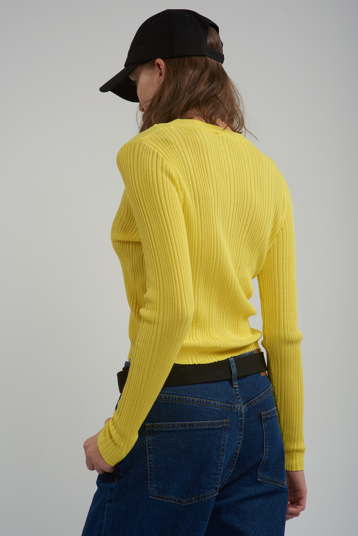 Укороченный трикотажный топ в рубчик VASSA CODE, пол женский, цвет желтый