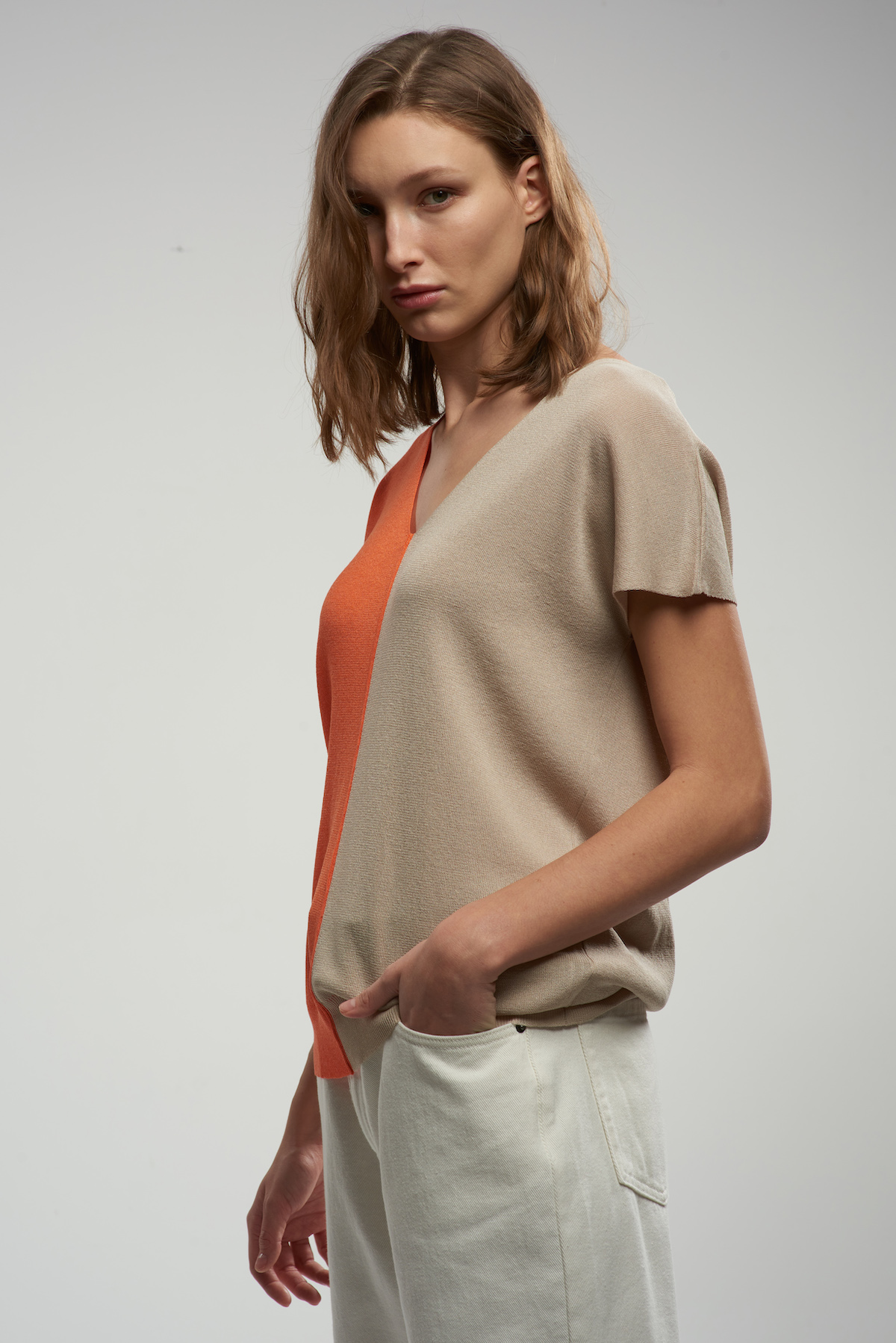 Джемпер из вязаного трикотажа VASSA CODE, пол женский, цвет коричневый