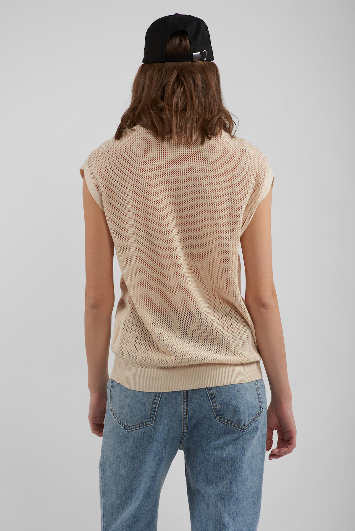 Трикотажный топ с воротником-стойкой VASSA CODE, пол женский, цвет белый