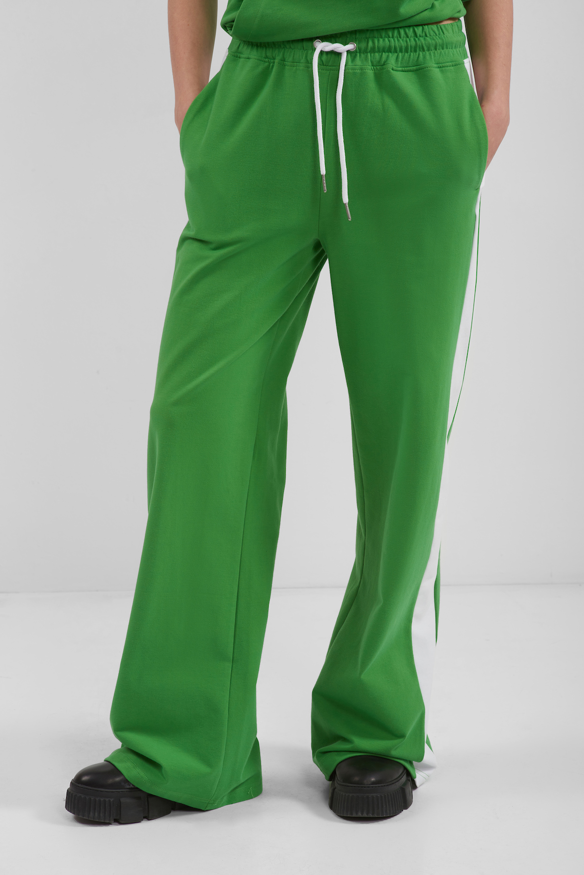 Брюки прямые VASSA CODE, пол женский, цвет зеленый