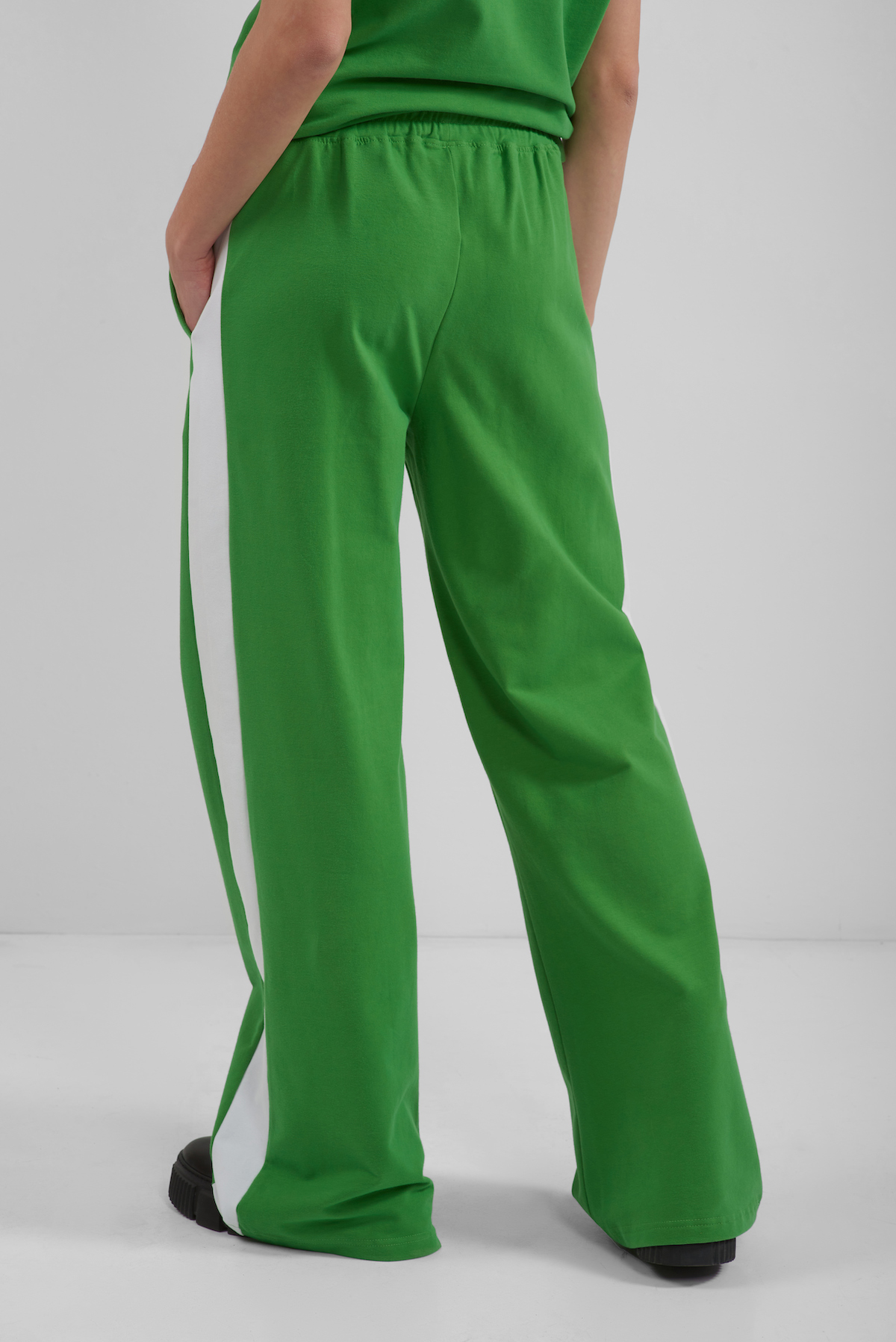 Брюки прямые VASSA CODE, пол женский, цвет зеленый