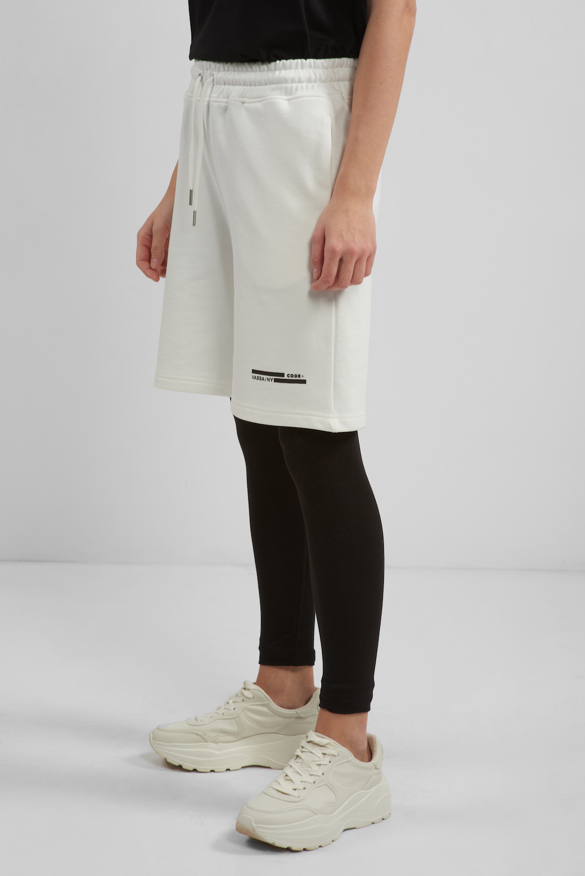 Shorts VASSA CODE, пол female, цвет white