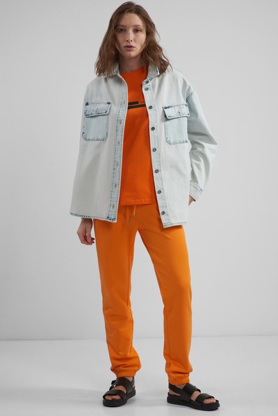 Джинсовая рубашка VASSA CODE, пол женский, цвет голубой, фото №2