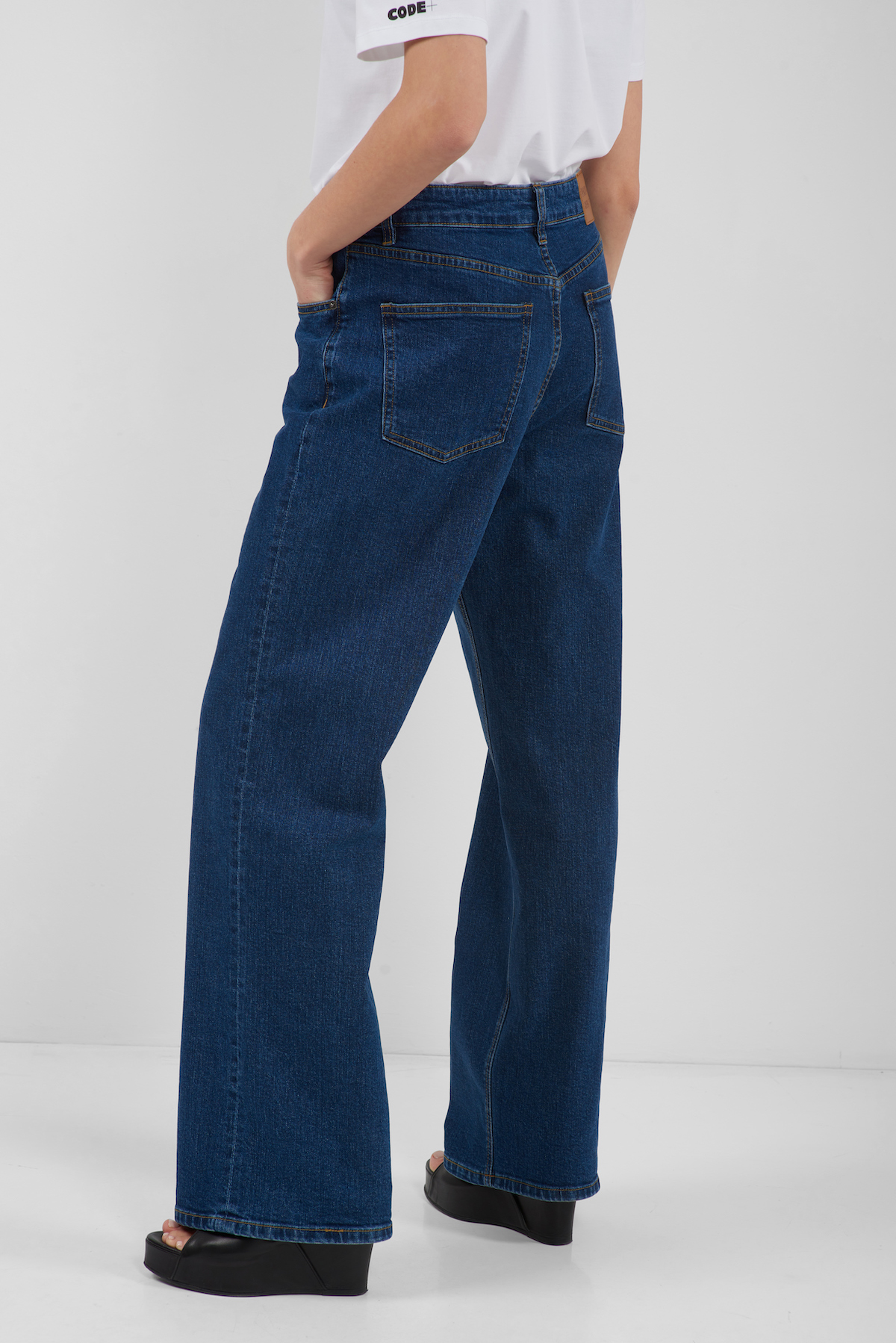 Джинсы с широкими штанинами и высокой посадкой VASSA CODE, пол женский, цвет синий