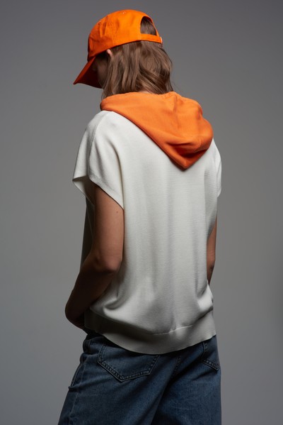 Худи из вязаного трикотажа с коротким рукавом VASSA CODE, пол женский, цвет белый, фото №4