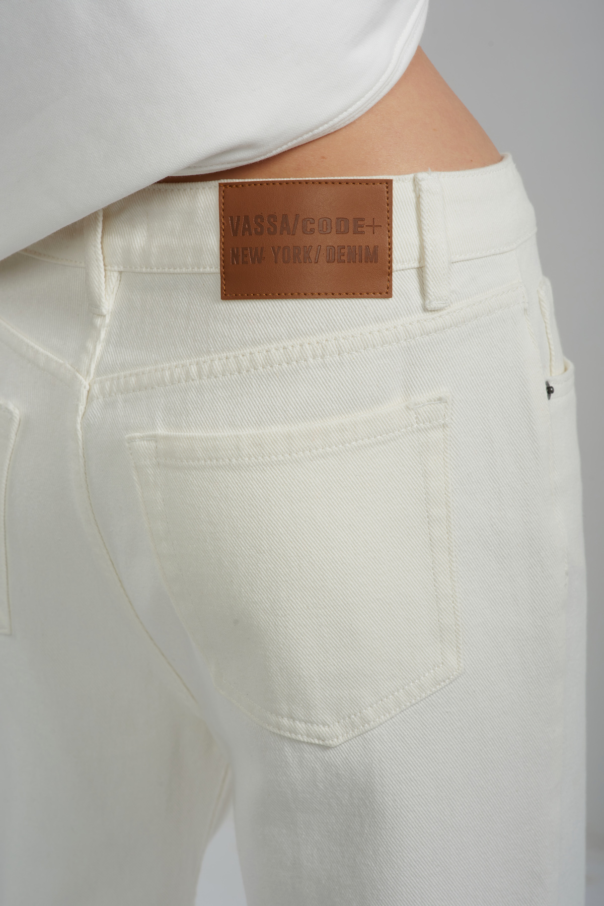 Джинсы mom fit VASSA CODE, пол женский, цвет белый