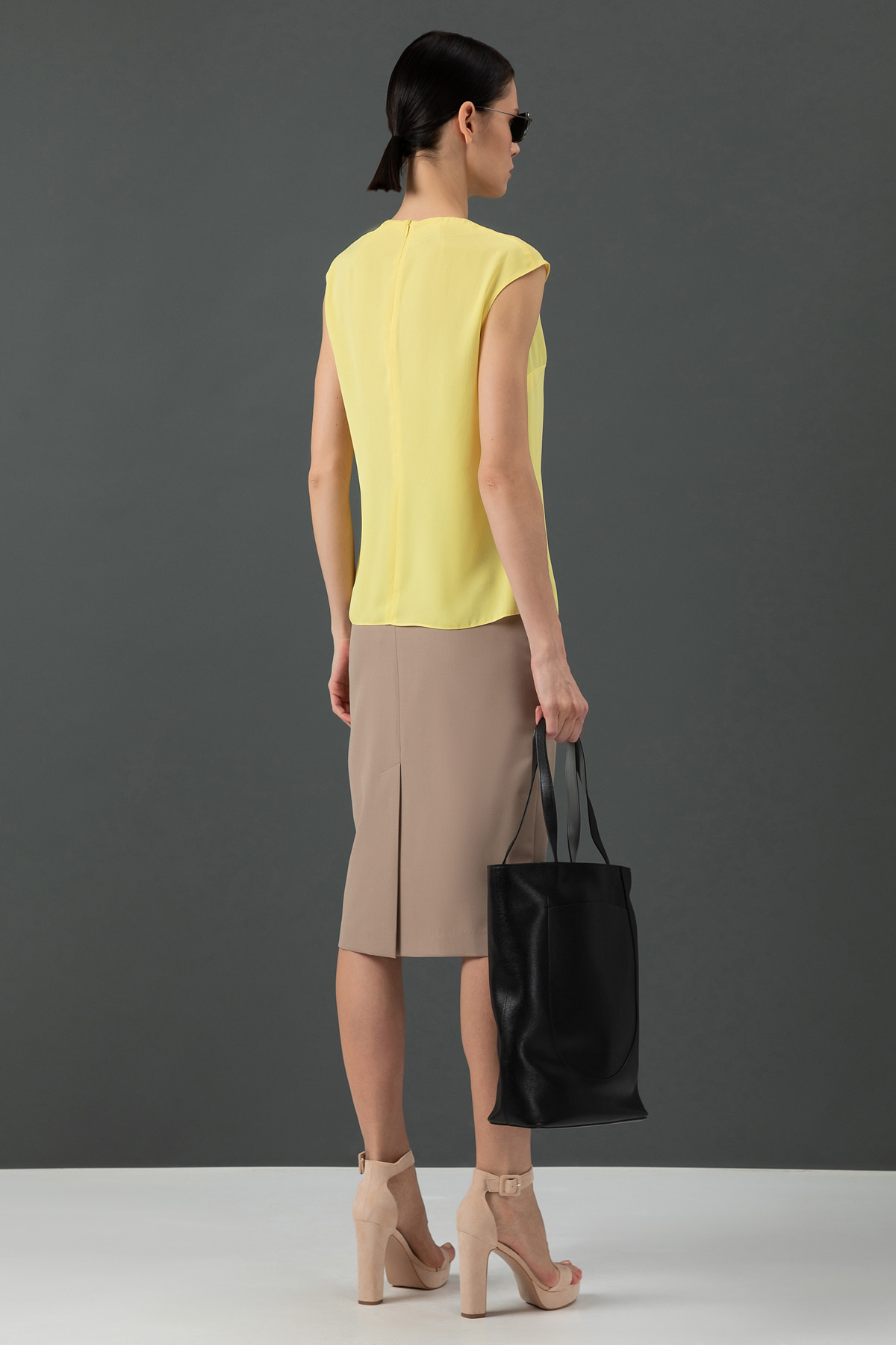 Базовая блузка с округлым воротом VASSA&Co, пол женский, цвет желтый