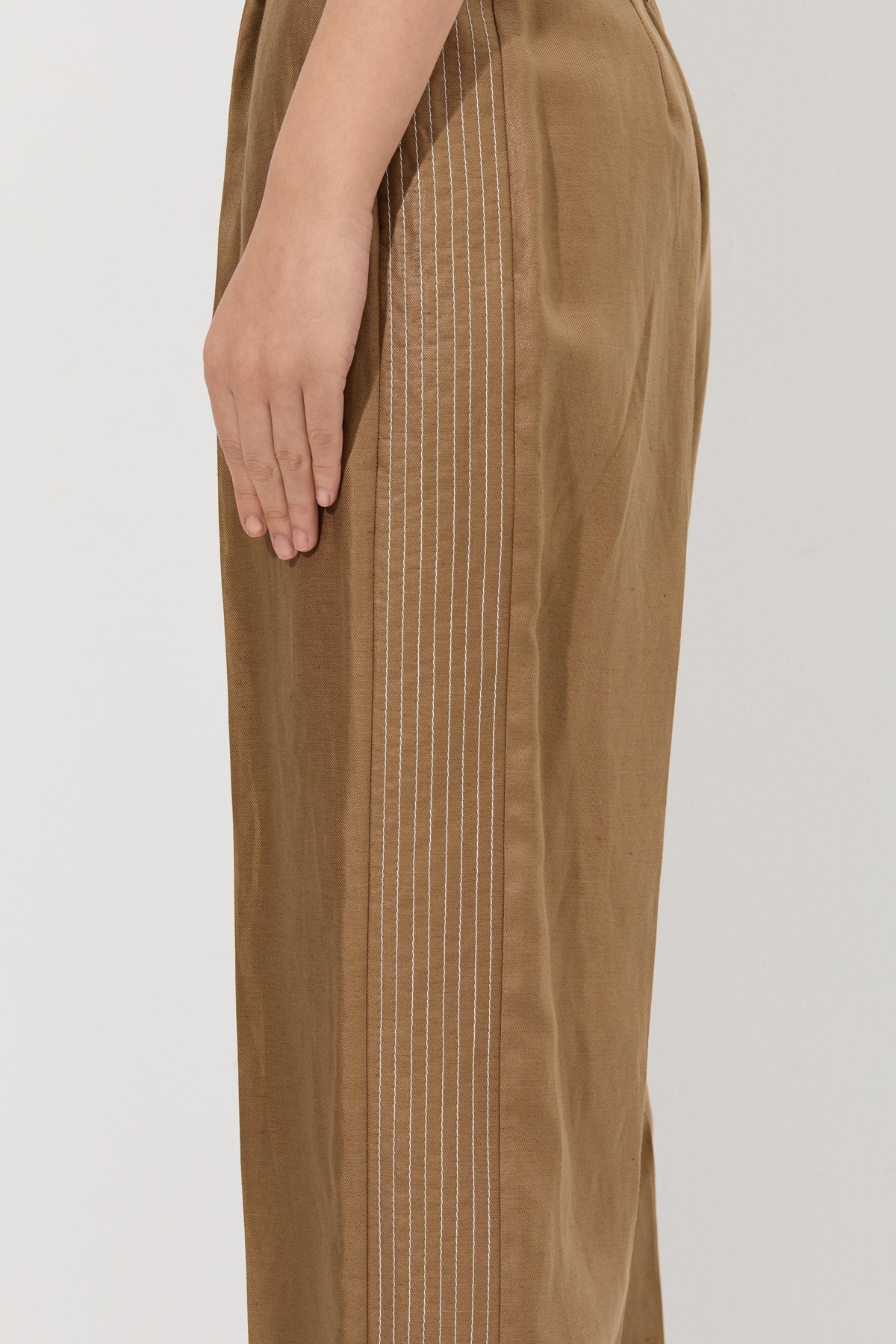 Широкие брюки VASSA&Co, пол женский, цвет хаки