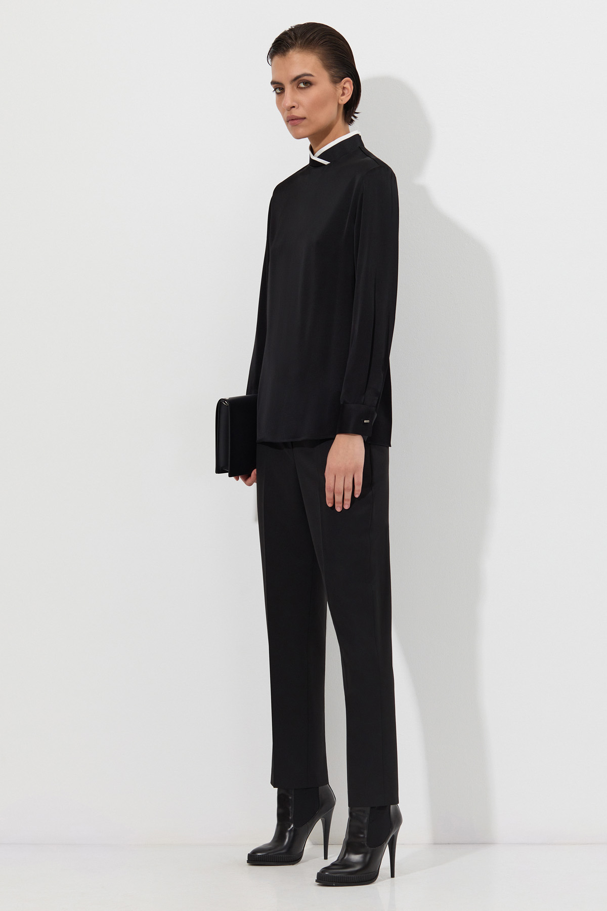 Блузка с воротником - стойкой VASSA&Co, пол женский, цвет черный