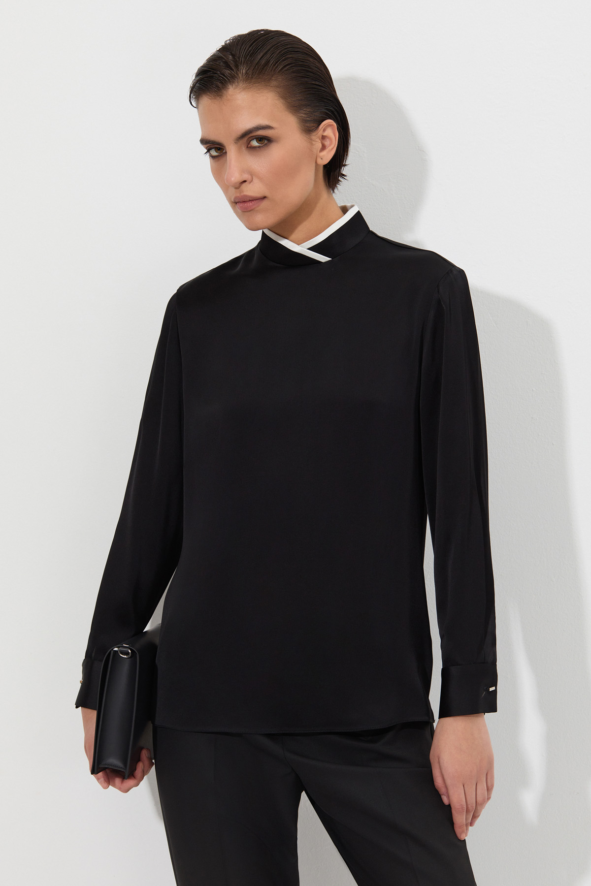 Блузка с воротником - стойкой VASSA&Co, пол женский, цвет черный