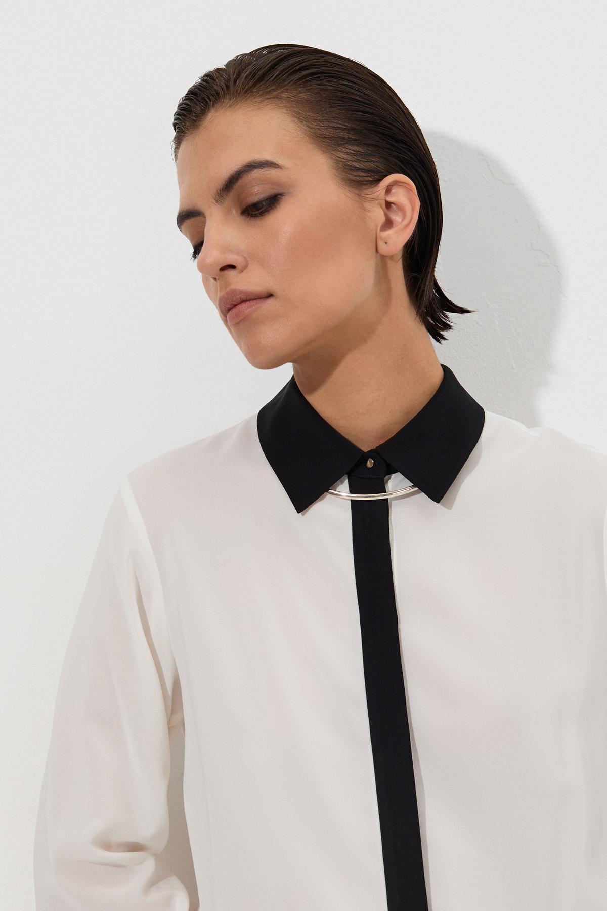 Блузка с контрастной отделкой VASSA&Co, пол женский, цвет белый