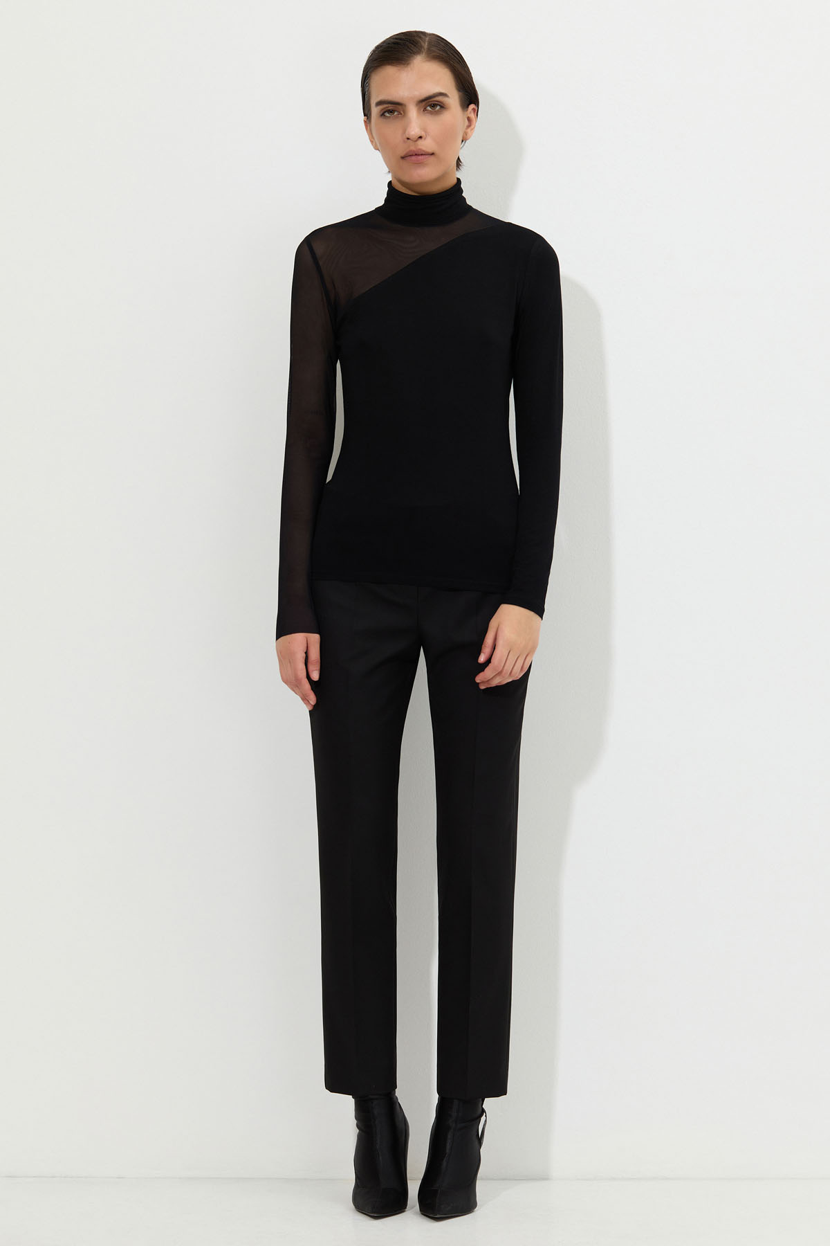 Блузка в черном цвете VASSA&Co, пол женский, цвет черный