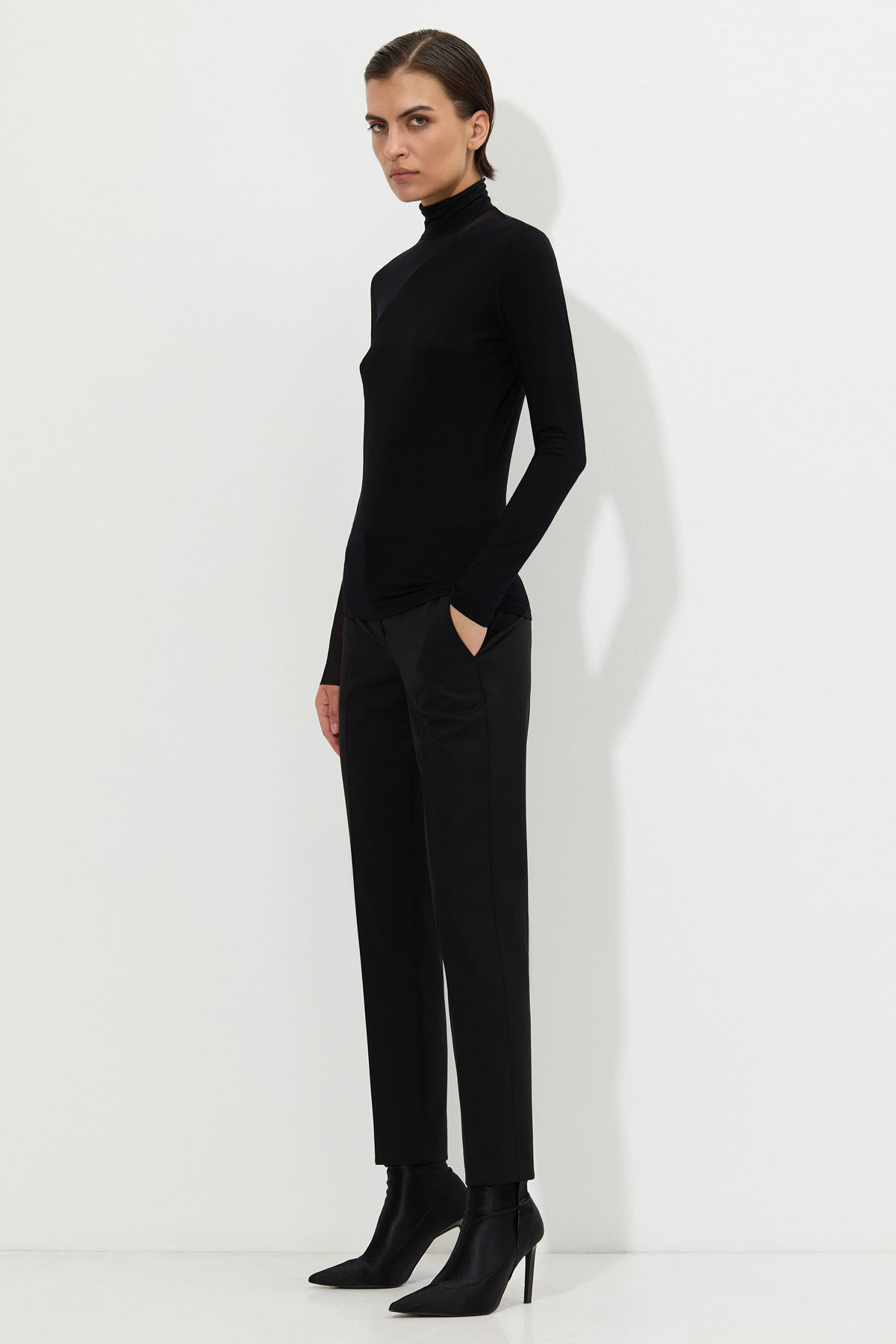 Блузка в черном цвете VASSA&Co, пол женский, цвет черный