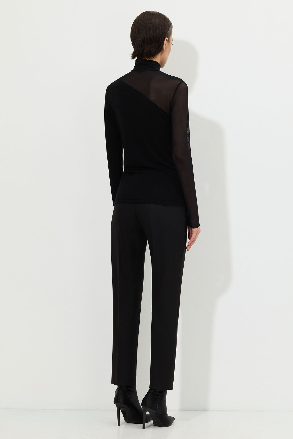 Блузка в черном цвете VASSA&Co, пол женский, цвет черный