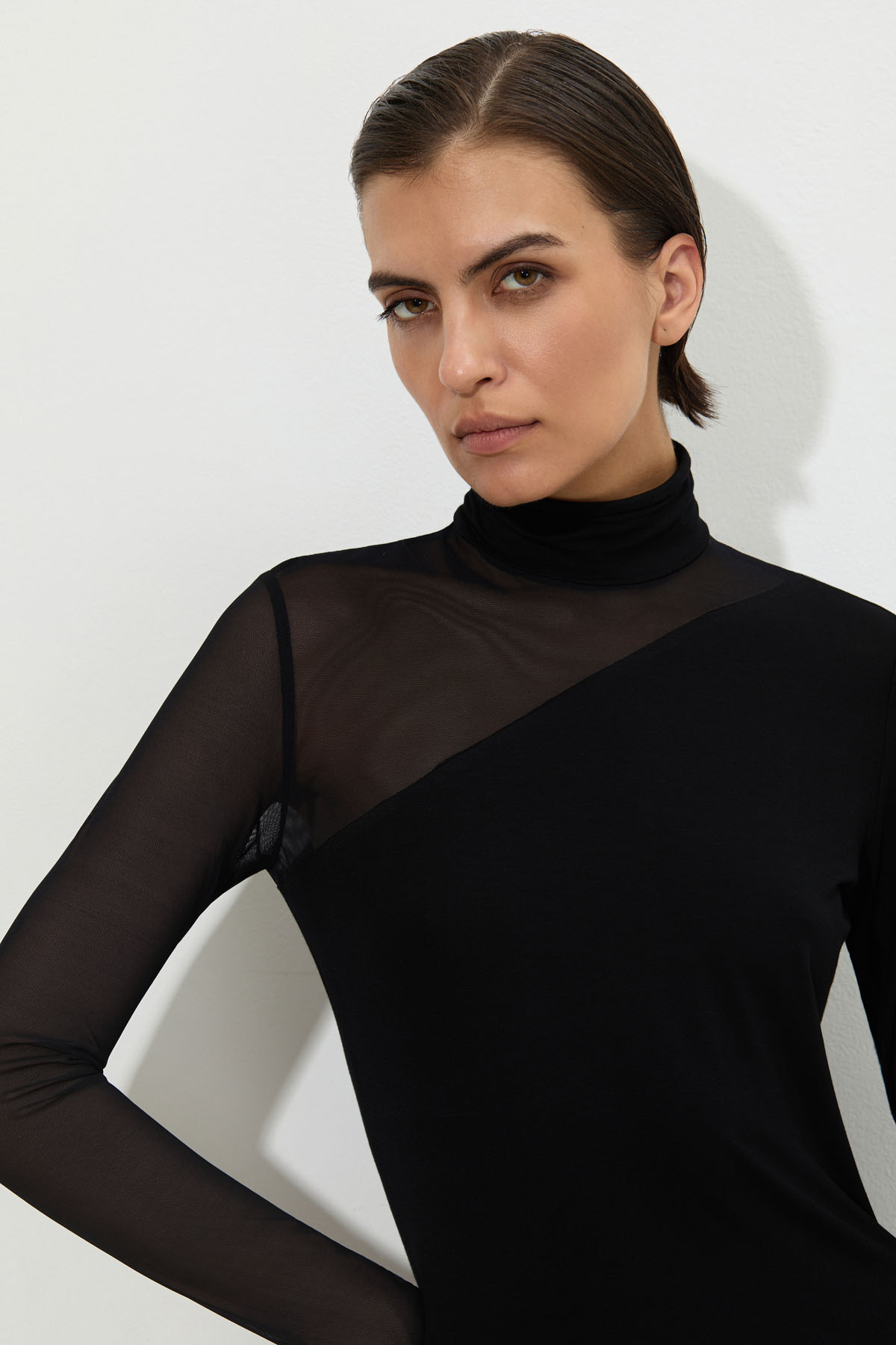 Блузка в черном цвете VASSA&Co, пол женский, цвет черный