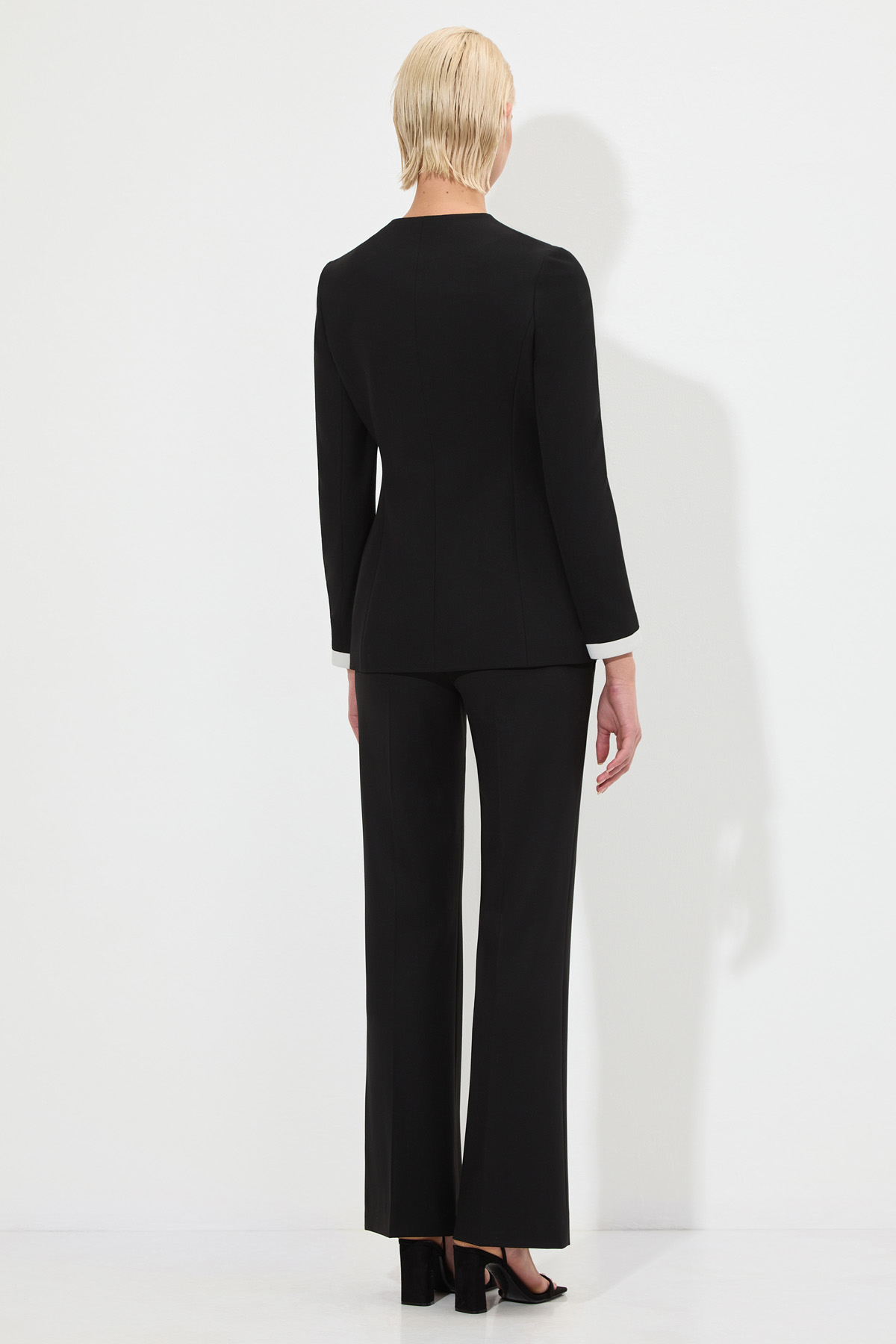 Приталенный жакет VASSA&Co, пол женский, цвет черный