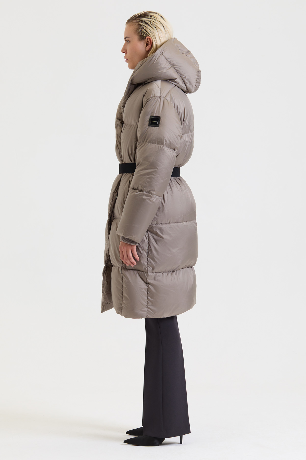 Пуховик со съемным поясом VASSA&Co, пол женский, цвет коричневый