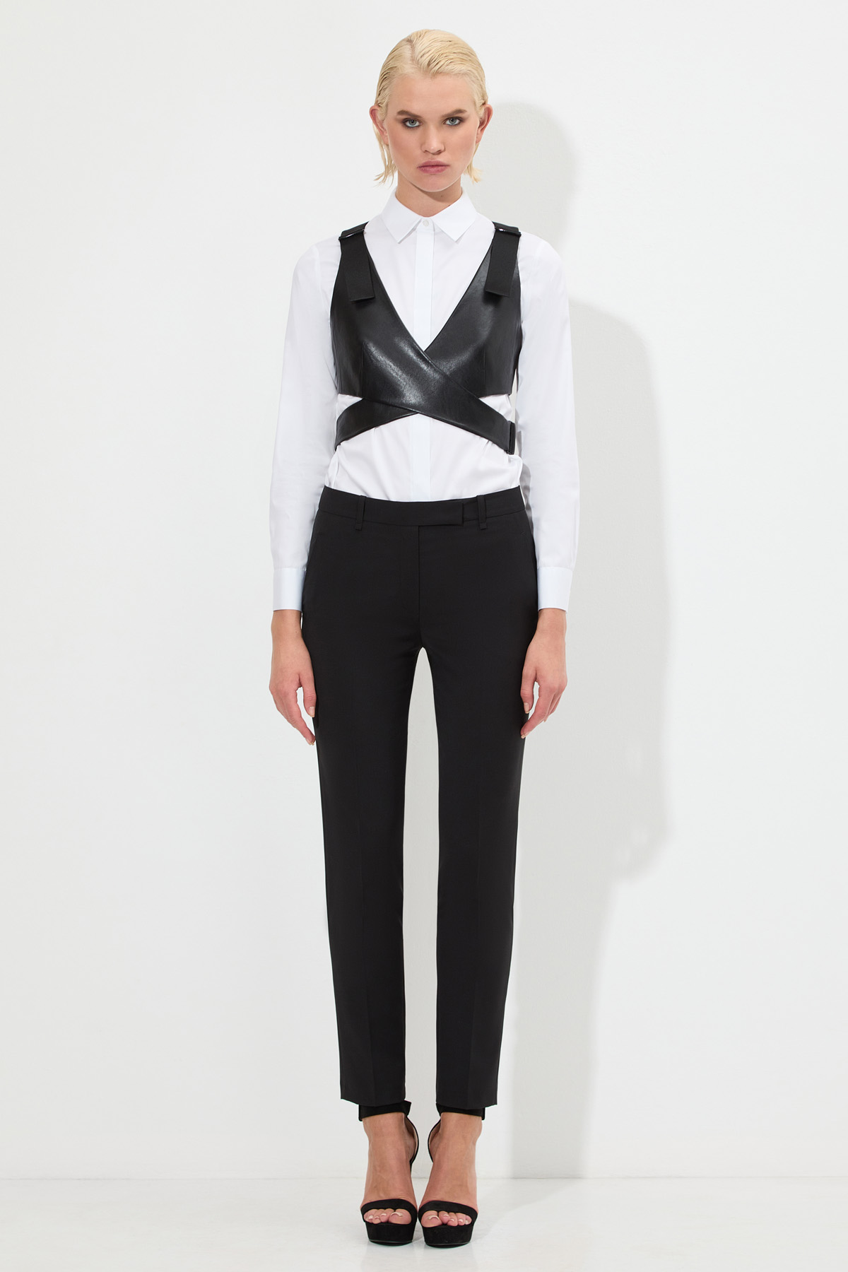 Укороченный жилет VASSA&Co, пол женский, цвет черный