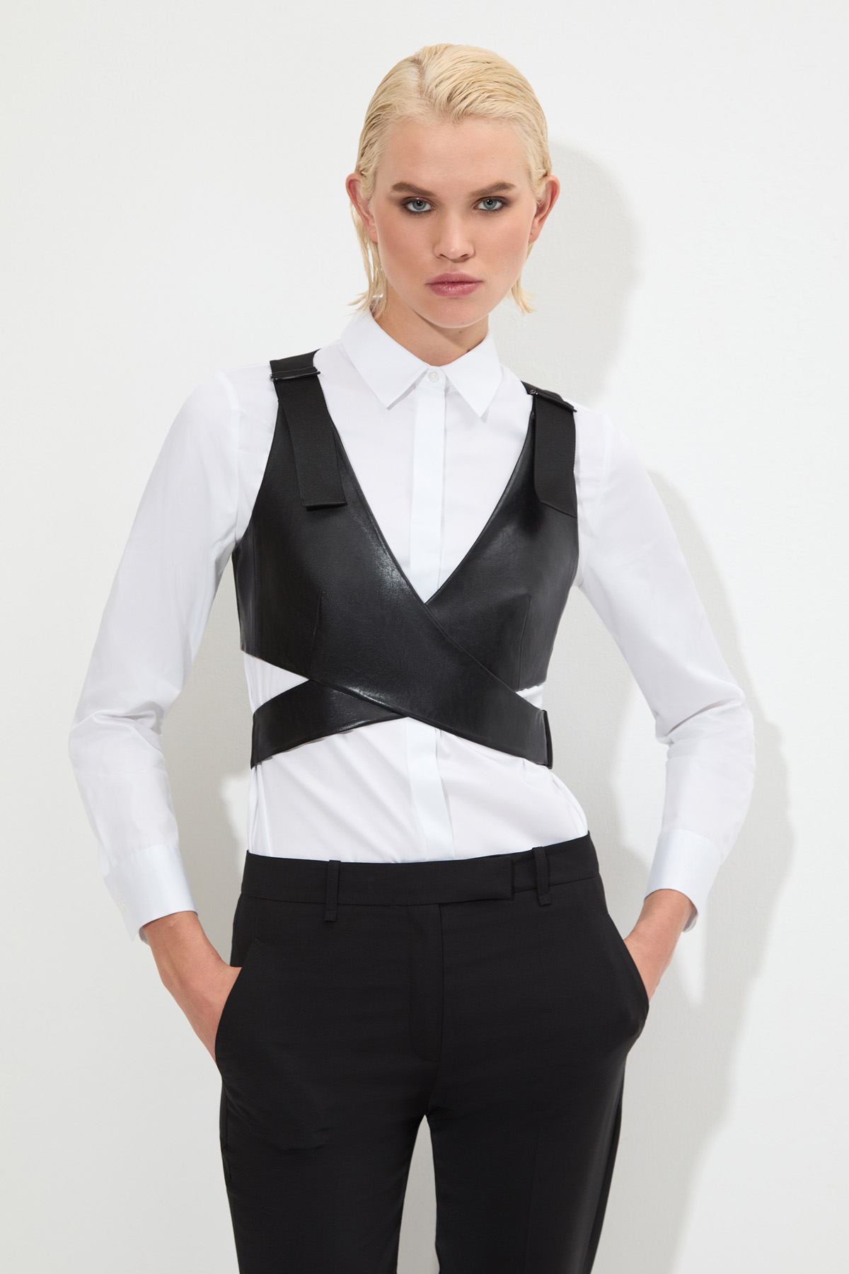 Укороченный жилет VASSA&Co, пол женский, цвет черный