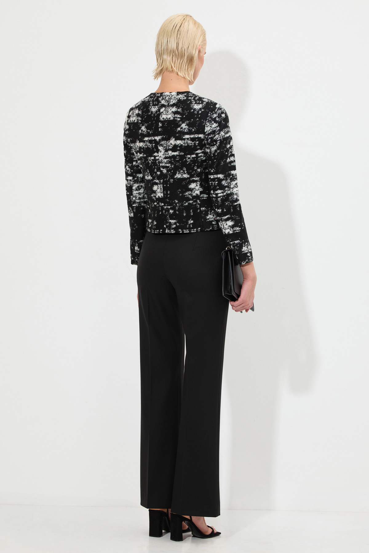 Укороченный жакет VASSA&Co, пол женский, цвет черный