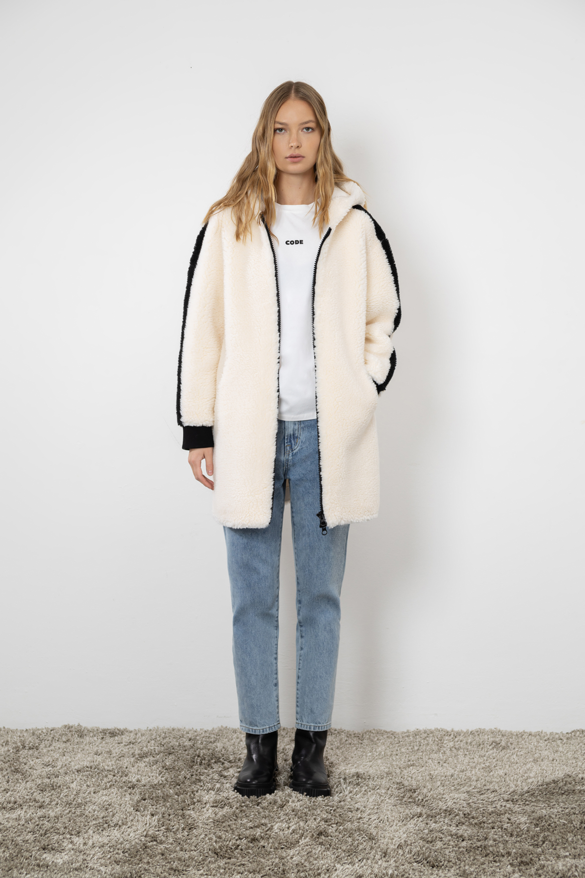 Coat VASSA CODE, пол female, цвет white