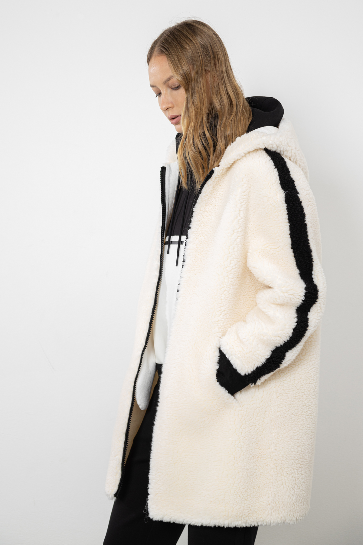 Coat VASSA CODE, пол female, цвет white
