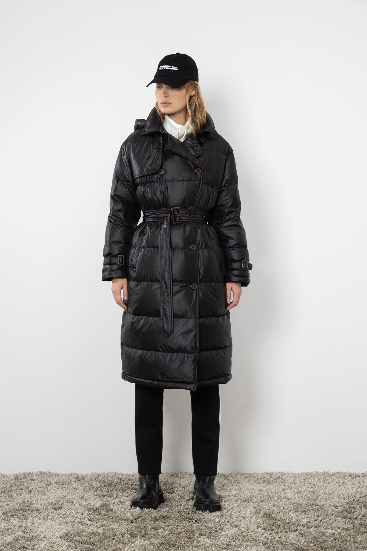 Пальто на молнии с капюшоном на кнопках VASSA CODE, пол женский, цвет черный